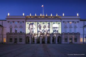 Piękna iluminacja na fasadzie Pałacu Prezydenckiego