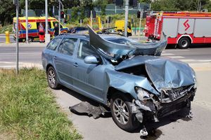 Na al. Sikorskiego w Olsztynie karetka zderzyła się z samochodem osobowym 