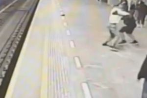 47-latek próbował zepchnąć 17-latka na torowisko metra