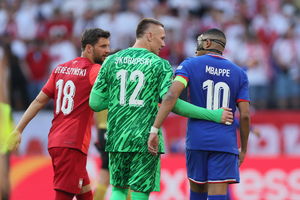 Niezwykła scena po meczu: Mbappe gratuluje Skorupskiemu