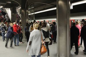 Ogromne utrudnienia w warszawskim metrze. Tłumy na peronach i wyłączone stacje