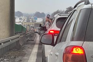 Kolizja na Autostradowej Obwodnicy Wrocławia: utrudnienia w Ruchu