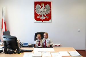 Dwie 10-letnie mieszkanki Olsztyna wykazały się honorową postawą obywatelską. Zaniosły na komendę dużą sumę znalezionych pieniędzy 
