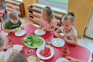 [ZDJĘCIA] Zdrowe kanapki przygotowanie przez dzieci z Przedszkola Miejskiego