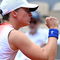 French Open - francuskie media: Świątek bezlitosna