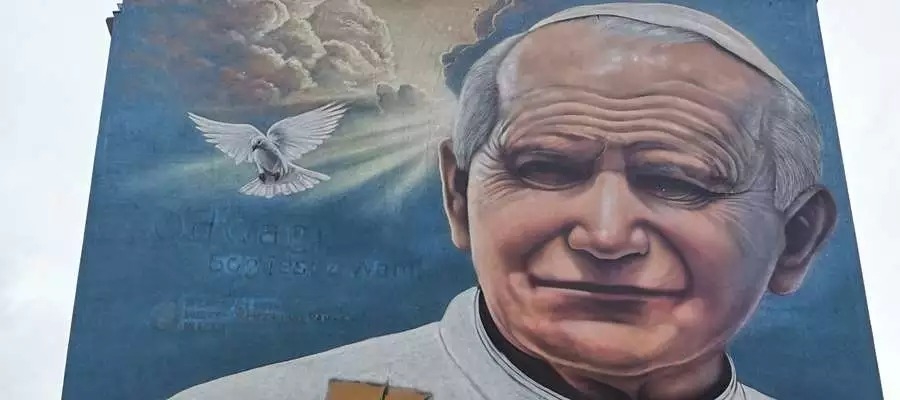 mural na bloku w pobliżu Placu Jana Pawła II w Ełku