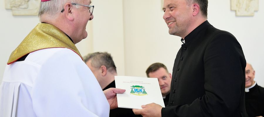 Abp Józef Górzyński wręczył dekrety nowym proboszczom.