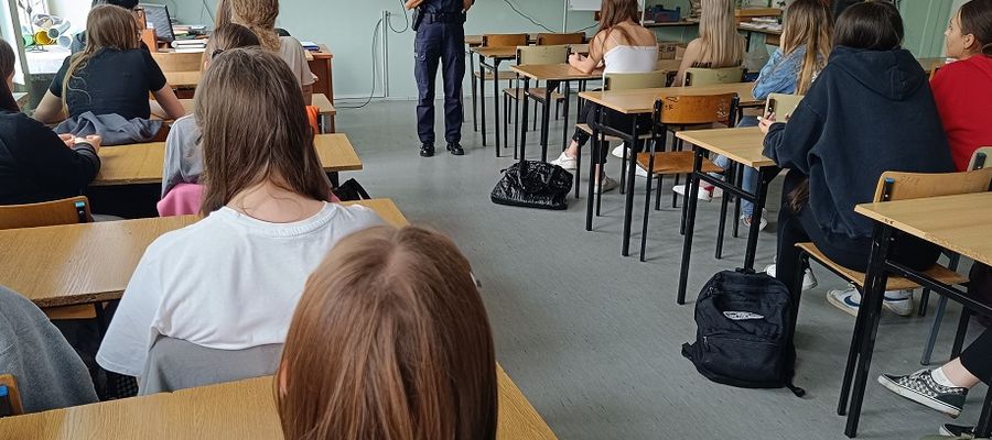 spotkanie uczennic liceum z policjantką