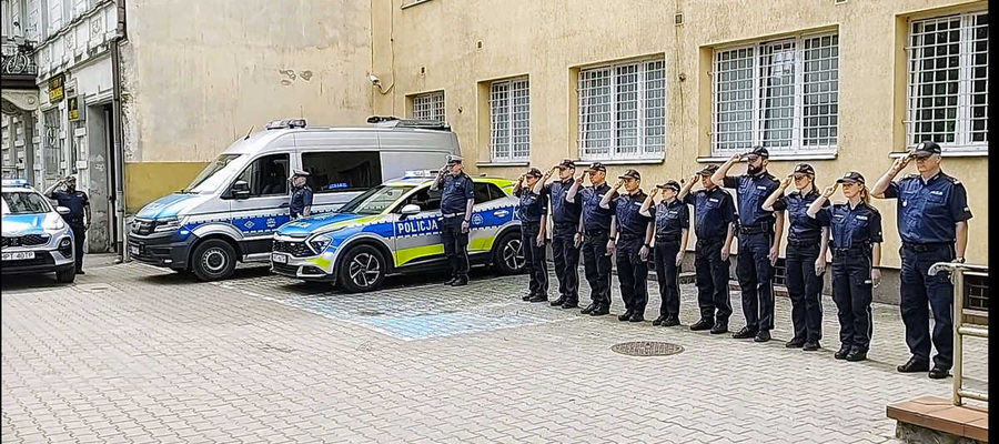 12 VI - w dzień pogrzebu śp. Mateusza Sitka - policjanci z Ełku uhonorowali zabitego żołnierza