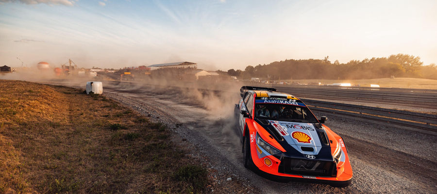 Ott Tanak i Martin Jarveoja (Hyundai i20 N Rally1 Hybrid) w imponującym stylu rozpoczęli ORLEN 80. Rajd Polski.