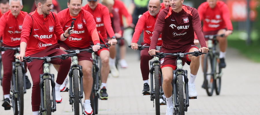 Na wtorkowy trening reprezentanci Polski przyjechali na rowerach - z prawej Robert Lewandowski
