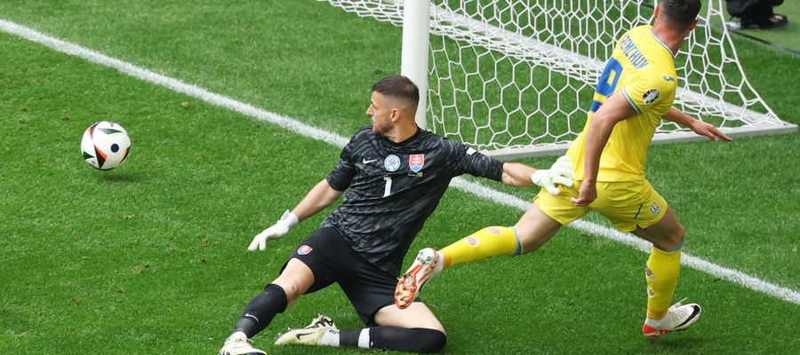 Roman Jaremczuk zdobywa gola dla Ukrainy w meczu ze Słowacją 