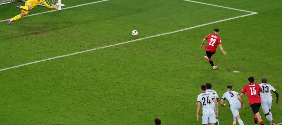 Gruzin Georges Mikautadze wykorzystuje rzut karny w meczu z Portugalią
