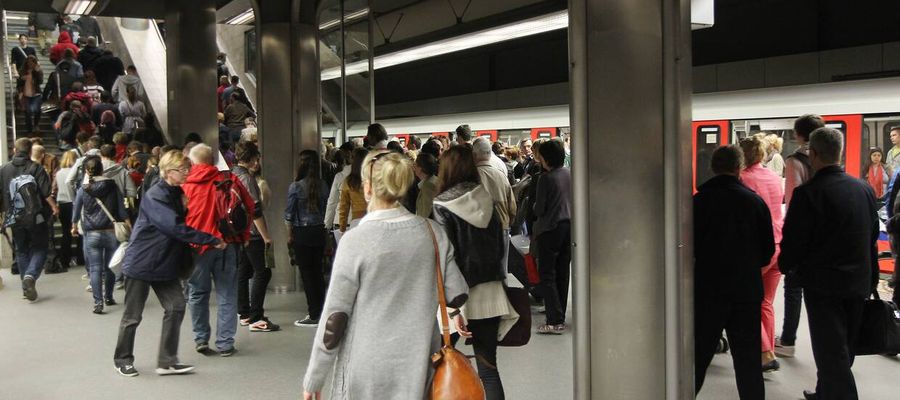 Tłum pasażerów w warszawskim metrze, zdjęcie ilustracyjne, fot. PAP/Radek Pietruszka