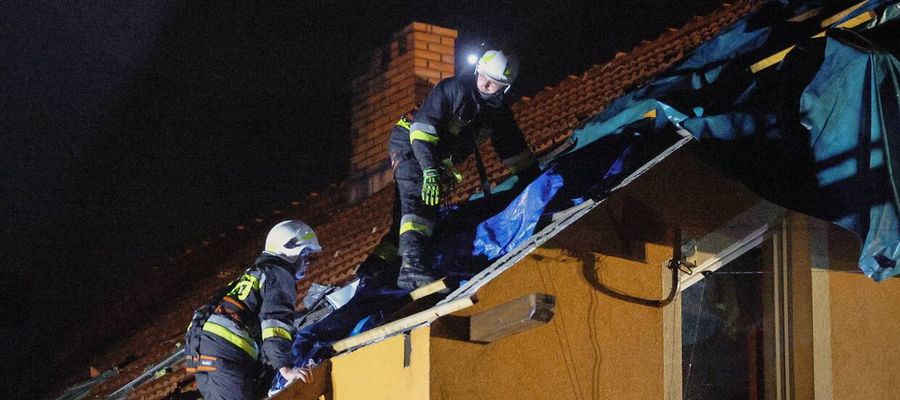 Straż pożarna usuwa skutki silnych burz w miejscowości Brzeszcze 