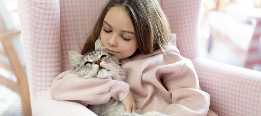 Wielu z nas łączy naturalna, bardzo intensywna miłość i więź ze swoimi zwierzęcymi towarzyszami. Zwierzę w takiej rodzinie to nie „tylko pies” czy „tylko kot” — to ukochany członek naszej rodziny