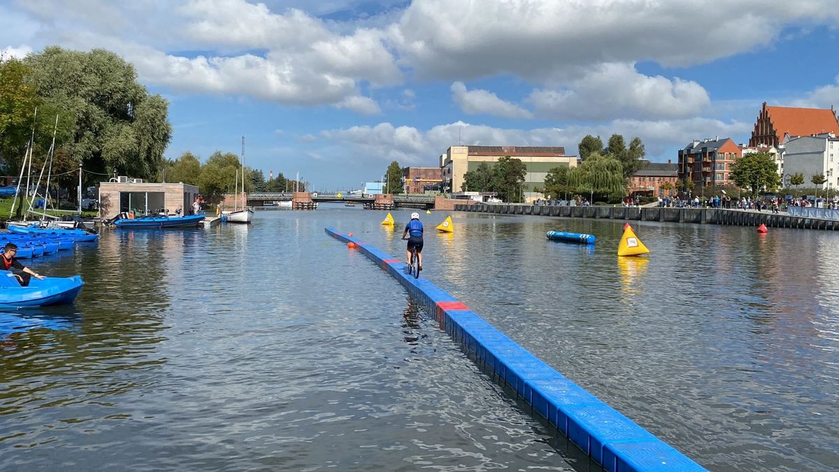  Podczas wakacji z Grupą Wodną na elblążan czeka dużo ciekawych wydarzeń, m.in. Splash Bike Challenge, który polega na tym, żeby przejechać rowerem po pływającej ruchomej kładce rozłożonej na rzece