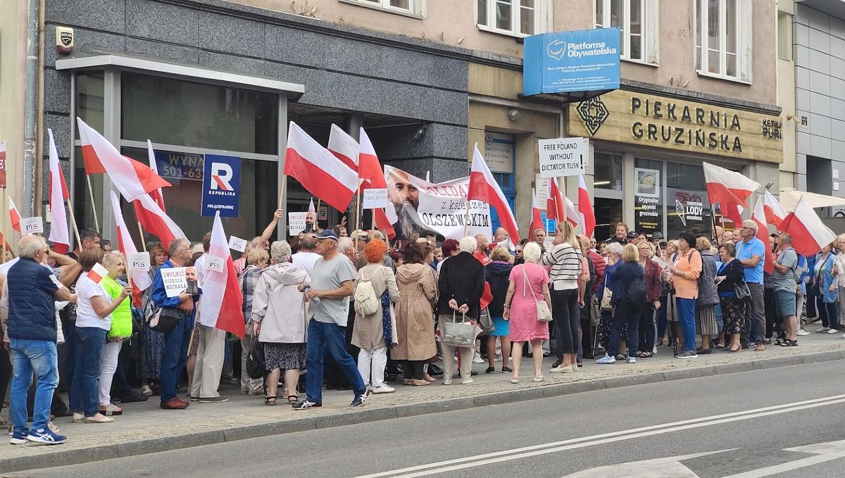 Manifestacja w obronie ks. Olewskiego.