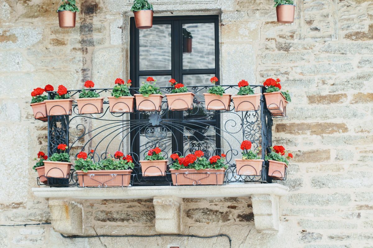 Mały balkon z doniczkami pelargonii