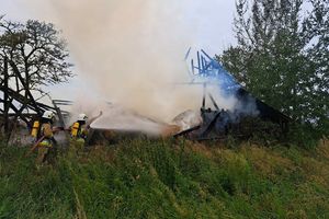 13-latek wyrzucił niedopałek papierosa i spalił stodołę