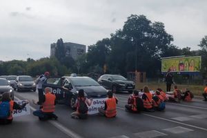 Aktywiści Ostatniego Pokolenia zablokowali al. Wilanowską w Warszawie 