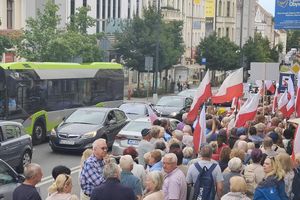 200 osób pikietowało przed olsztyńską siedzibą PO
