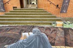 Przed schodami Biblioteki Elbląskiej pojawił się mural 3D. Ma zachęcić do odwiedzenia Interaktywnej Wystawy Dawnej Książki i Prasy „ElKamera”.