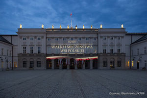 Na fasadzie Pałacu Prezydenckiego iluminacja z okazji Dnia Walki i Męczeństwa Wsi Polskiej