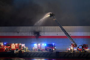 Trwa dogaszanie pożaru hali, RCB wydało alert