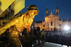 Na Placu Krasińskich modlitwa oraz pamięć o poległych i zabitych w Powstaniu