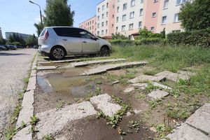 Dobra wiadomość dla mieszkańców olsztyńskiego Pieczewa. Na osiedlu powstaną nowe chodniki i zatoki postojowe [ZDJĘCIA]