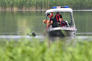 Policjanci i strażacy poszukują 2 mężczyzn, którzy wypłynęli łódką na jezioro Kownatki