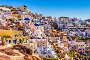 Wskutek dużego napływu turystów mieszkańców Santorini poproszono o zostanie w domach