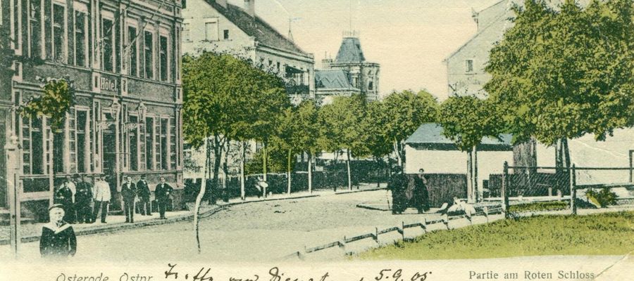 „Rotes Schloss” na pocztówce z obiegu pocztowego – 3.09.1905 r., ze zbiorów Muzeum w Ostródzie. Wydawcą pocztówki jest Franciszek Pospieszyński, wywodzący się z Wielkopolski księgarz i drukarz. Pospieszyński przybył do Ostródy w 1903 r. i zakupił drukarnię od Carla E. Salewskiego. Potem otworzył „Księgarnię Mazurską” i wydawał w języku polskim gazetę „Goniec Mazurski”