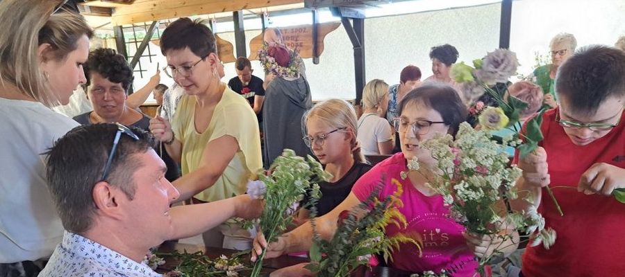 Warsztaty florystyczne podczas imprezy w ośrodku U Olesi w Ostaszewie