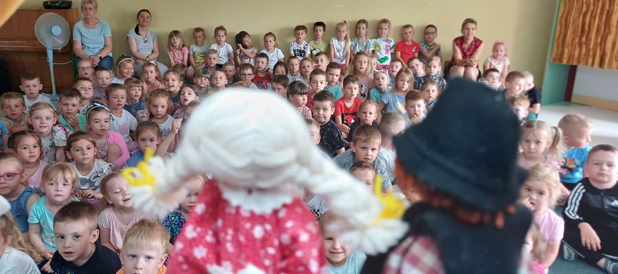 Zdjęcie z realizacji projektu  "Teatrzyk kukiełkowy" przez Stowarzyszenie Wspierania Społeczności Lokalnej "Bądźmy Razem" przy CUS w Mławie. 