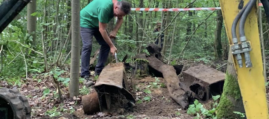 Zamiast skrytki poszukiwacze znaleźli jedynie żeliwne przedmioty.