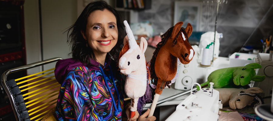 Hobby horsing podbija media społecznościowe. Dziś profil olsztynianki na TikToku – Clementine Dr. obserwuje już ponad 10 tysięcy osób. Agata Dorosz nie tylko promuje tę nietypową formę jeździectwa, ale też sama szyje unikalne koniki na patyku.