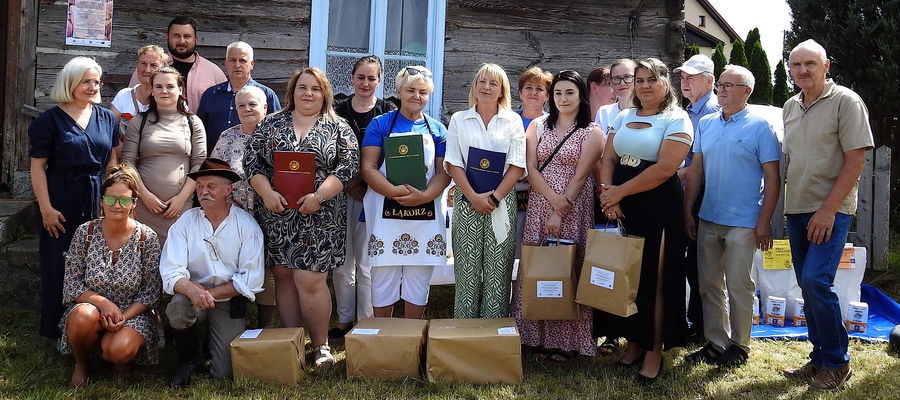 Pamiątkowe zdjęcie po wręczeniu nagród i wyróżnień