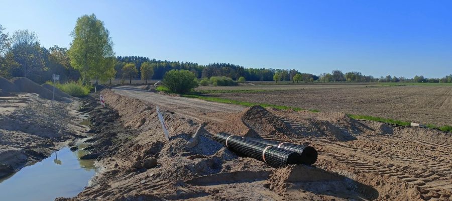 Tak do niedawna wyglądała droga nr 527 koło Łukty, którą dziś już jeżdżą kierowcy. Teraz czas na kolejny odcinek Florczaki - Bramka 