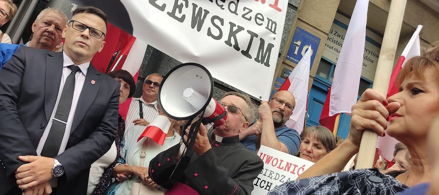 Do zgromadzonych przemawiał ks. prałat Jan Rosłan.