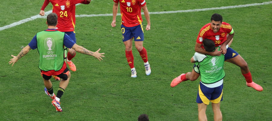 Radość Hiszpanów po awansie do półfinału Euro 2024