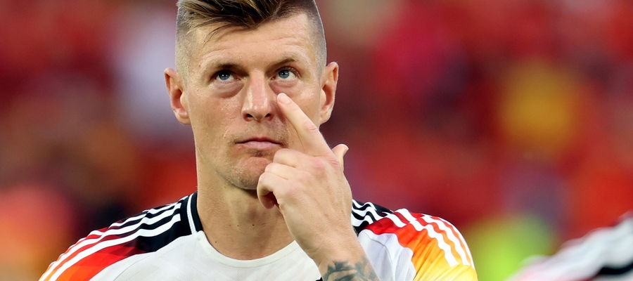 Toni Kroos, mistrz świata z 2014 roku i wieloletni piłkarz Realu Madryt, z opuszczoną głową opuszczał boisko. W ten sposób zakończył karierę piłkarską. 