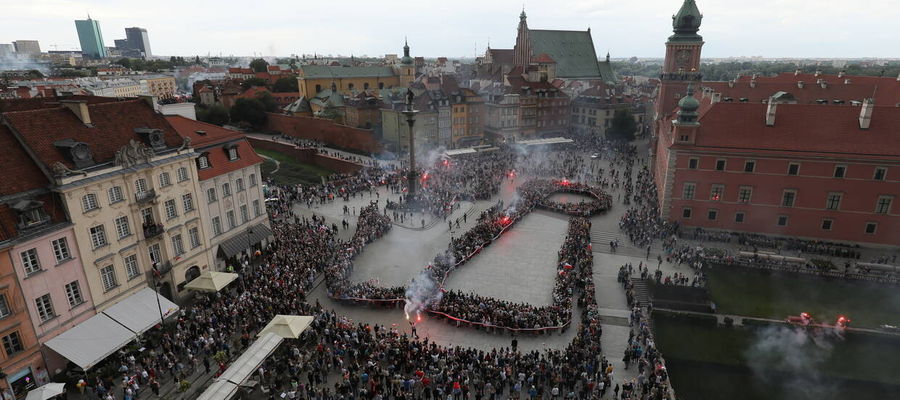 Rok temu. Symbol Polski Walczącej utworzony przez ludzi na Starym Mieście w Warszawie.