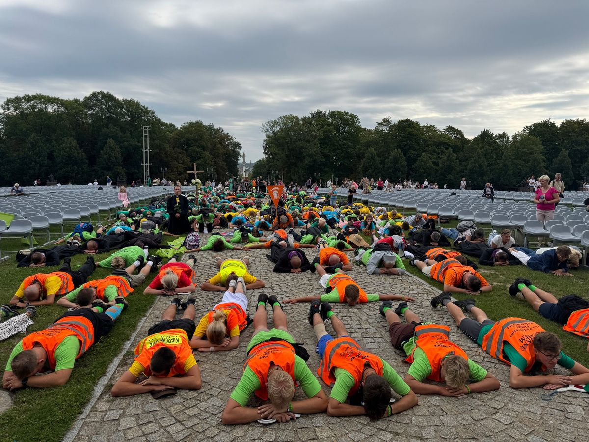 Zgodnie z tradycją przed wejściem do klasztoru pielgrzymi modlili się leżąc krzyżem na ziemi.