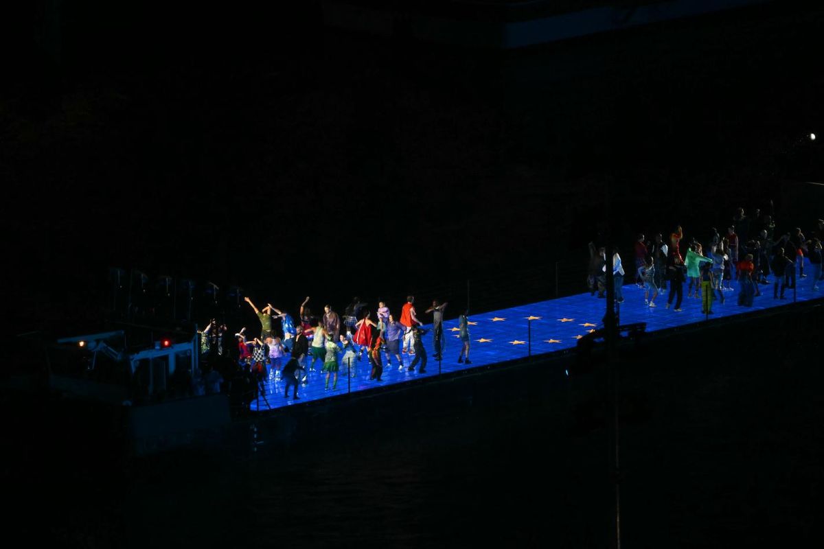 Europejska barka podczas ceremonii otwarcia Igrzysk Olimpijskich w Paryżu w 2024 r.