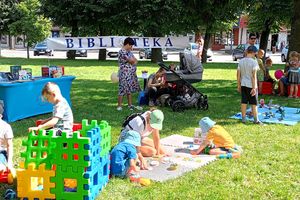 Z biblioteką w parku