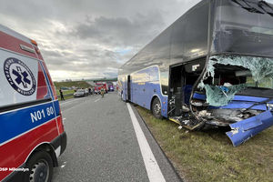 Na tył osobówki najechał autokar. Siła uderzenia była bardzo duża