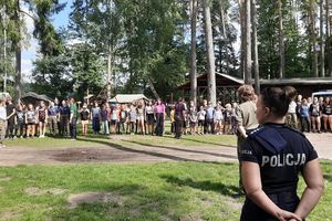 Policjantka i strażak w Harcerskiej Bazie Obozowej w Gaju