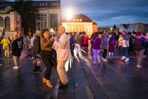 Kolejna potańcówka na placu Wolności. Będzie jak na weselu!